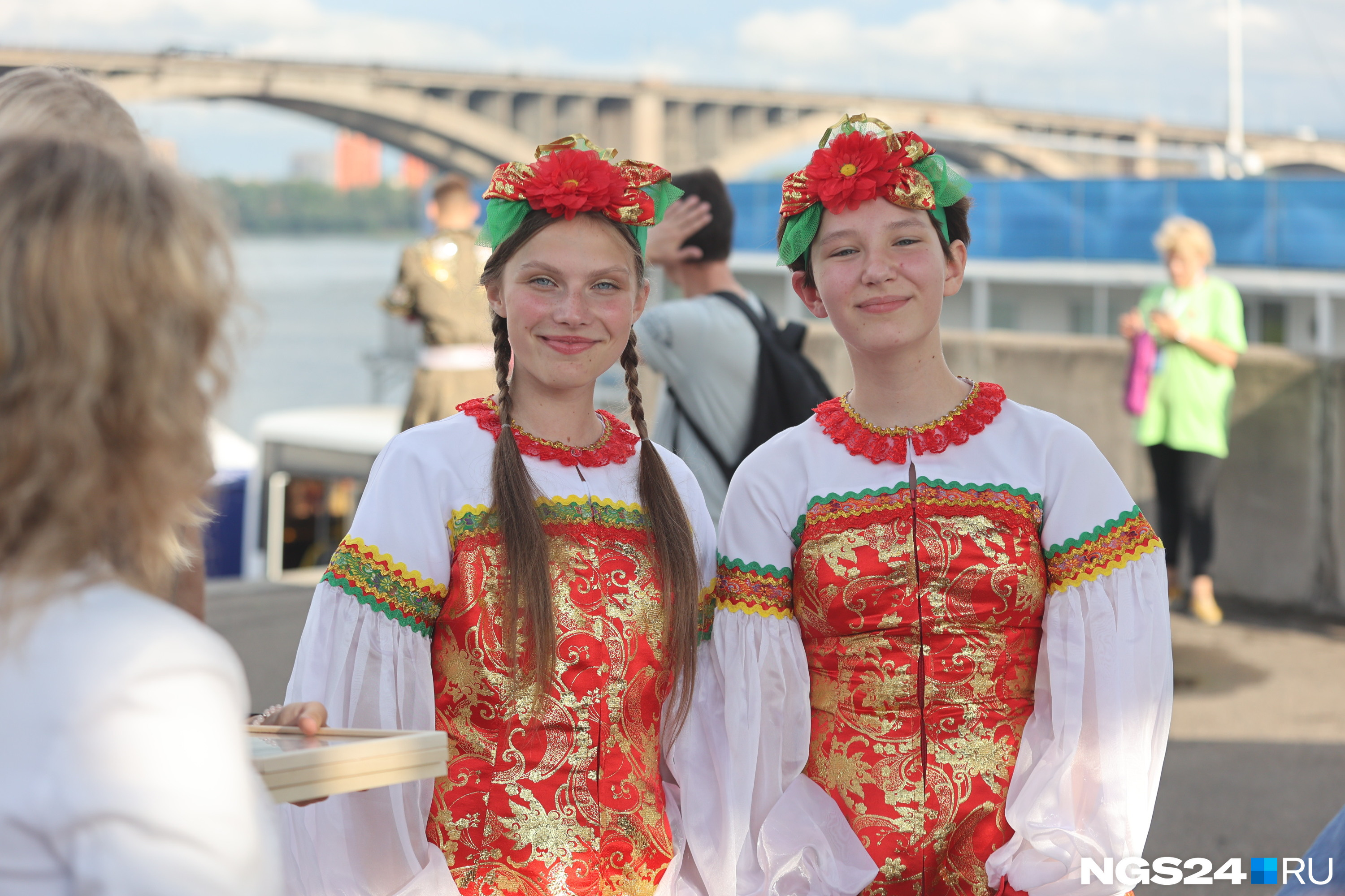 На девушках из ансамблей были русские народные костюмы. Атрибутика также соответствовала тематике праздника