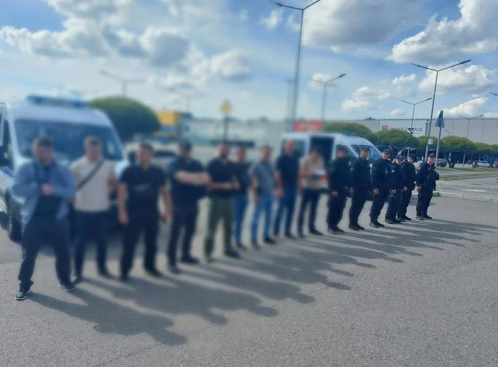 Нелегалы, такси и шаверма. Полиция второй день «зачищает» Мурино, Кудрово и Бугры
