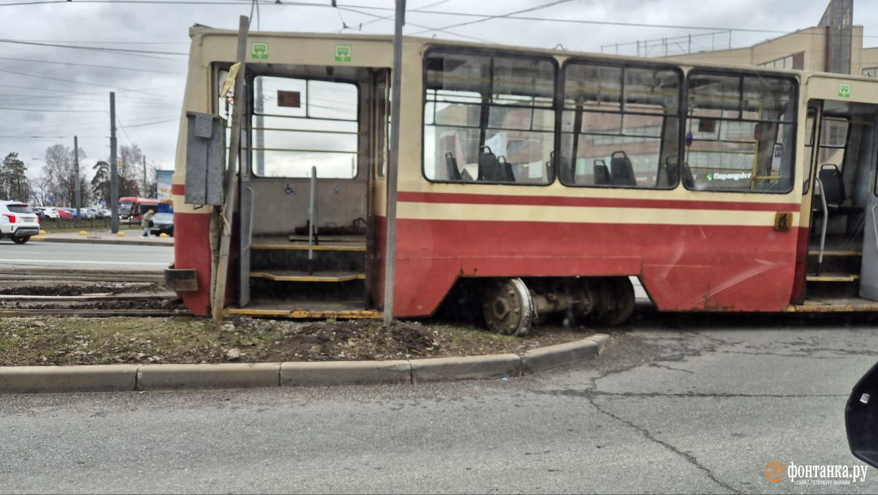 Трамвай сошел с рельсов у метро «Озерки», перекрыв разворот
