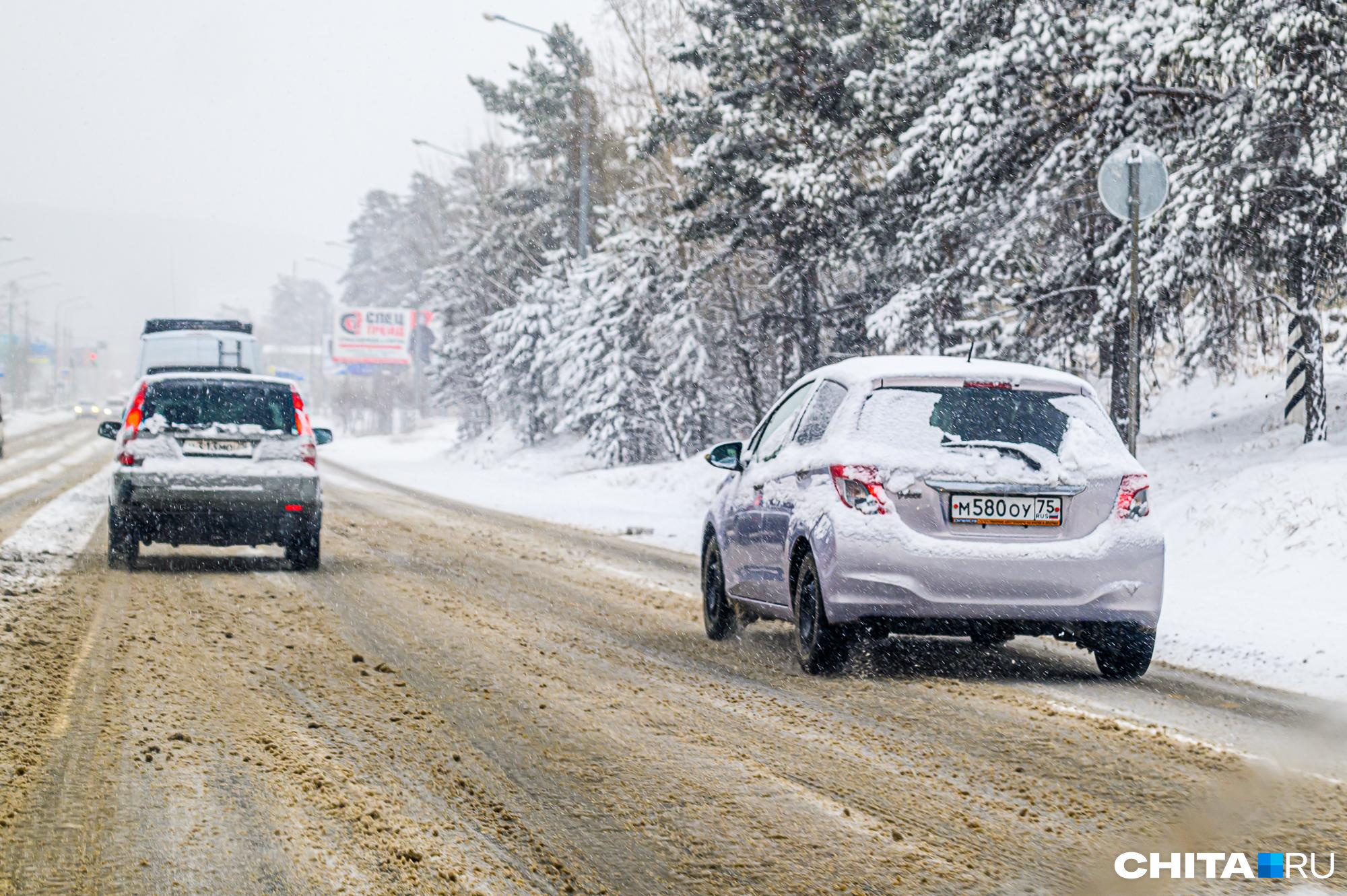 Движение для автобусов и грузовиков ограничат в Забайкалье из-за снега