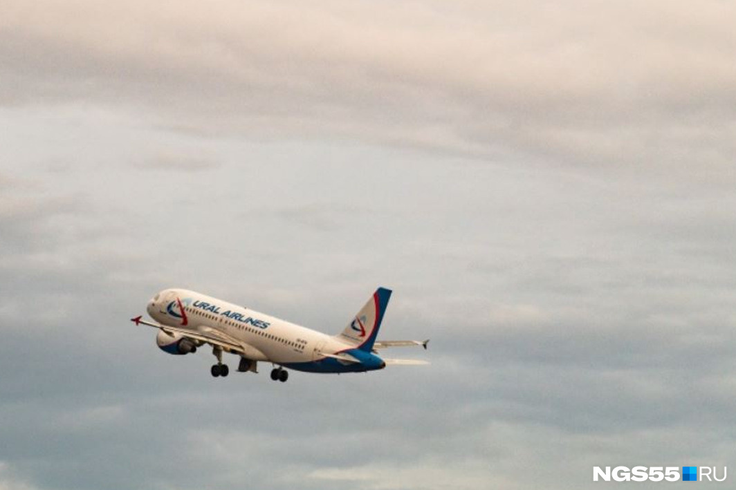 Самолет из Омска экстренно приземлился на Урале из-за самочувствия 23-летнего парня