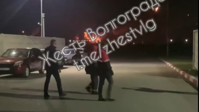«Еще один»: момент второго взрыва на НПЗ в Волгограде сняли на видео