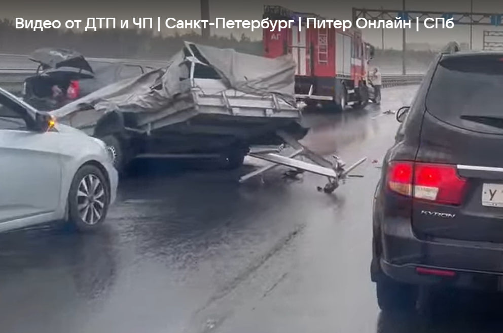 Кадр из видео в <a href="https://vk.com/spb_today?w=wall-68471405_19319591" class="io-leave-page _" target="_blank">«ДТП и ЧП»</a>