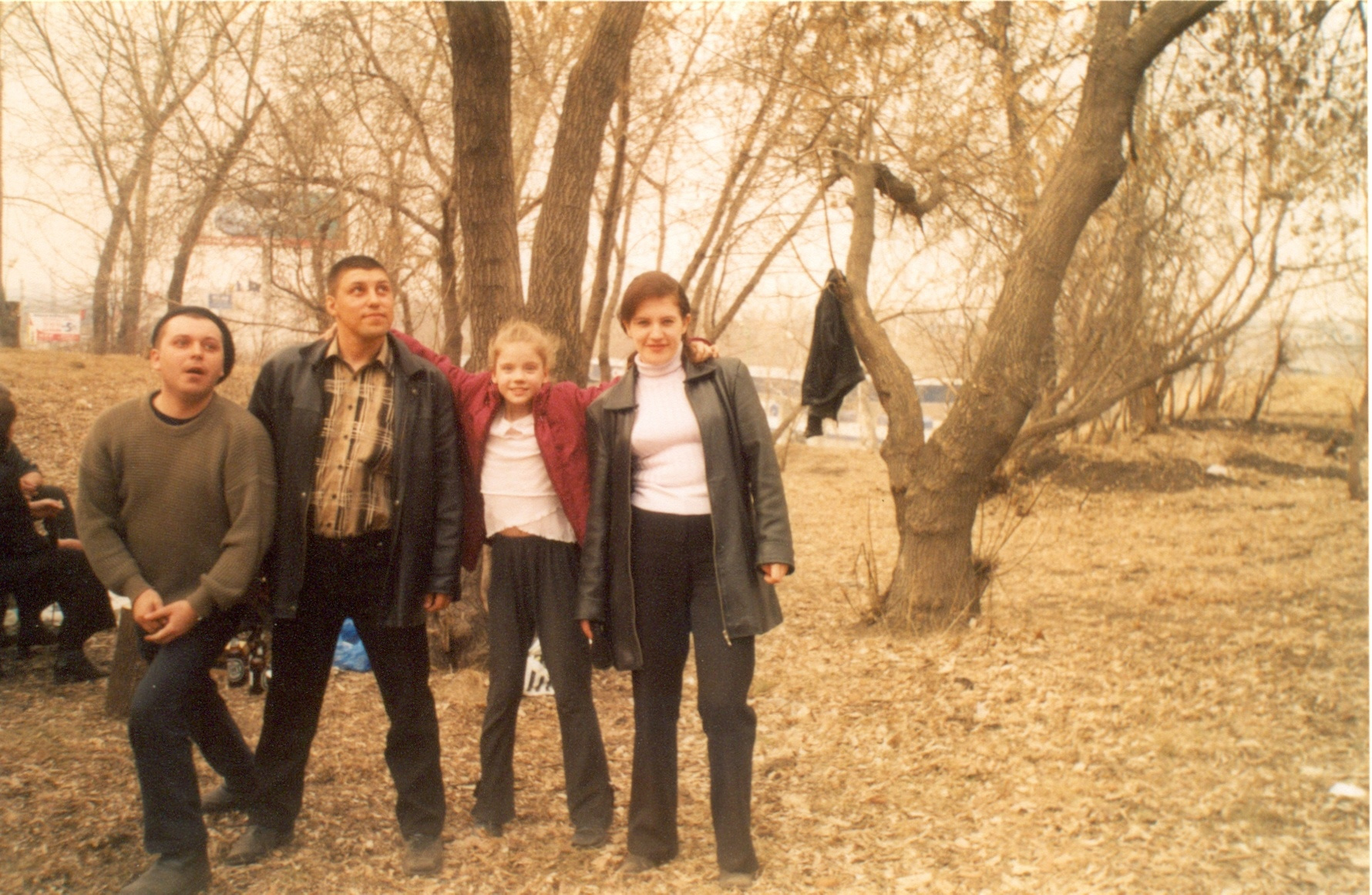 Тоже Тюмень в начале нулевых. Это Загородный парк (на заднем плане улица Профсоюзная). И на этом кадре заметно, как люди продолжают следовать моде и носить кожаные куртки и черные брюки Тоже Тюмень в начале нулевых. Это Загородный парк (на заднем плане улица Профсоюзная). И на этом кадре заметно, как люди продолжают следовать моде и носить кожаные куртки и черные брюки
