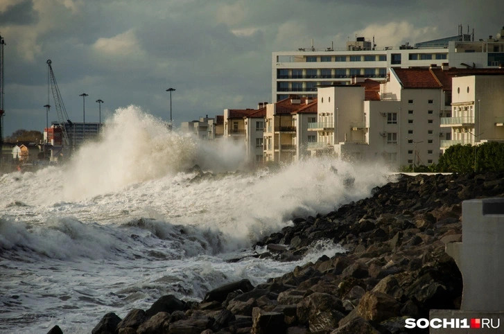 Волны, разбиваясь о берег, достигают нескольких метров в высоту