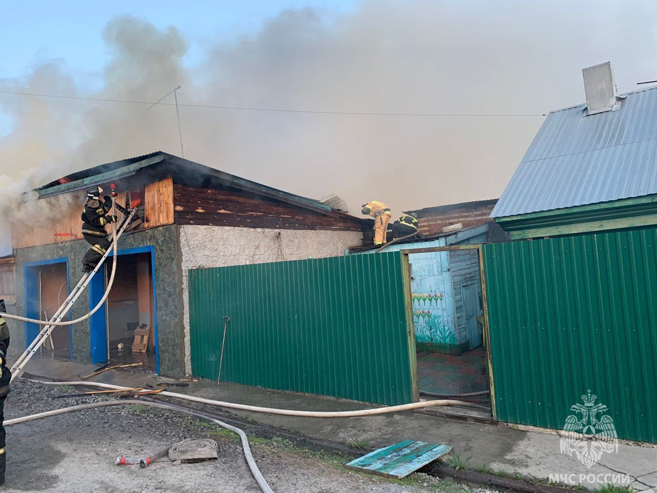 «Горят три дома». Огонь повредил семь строений в частном секторе Новосибирска