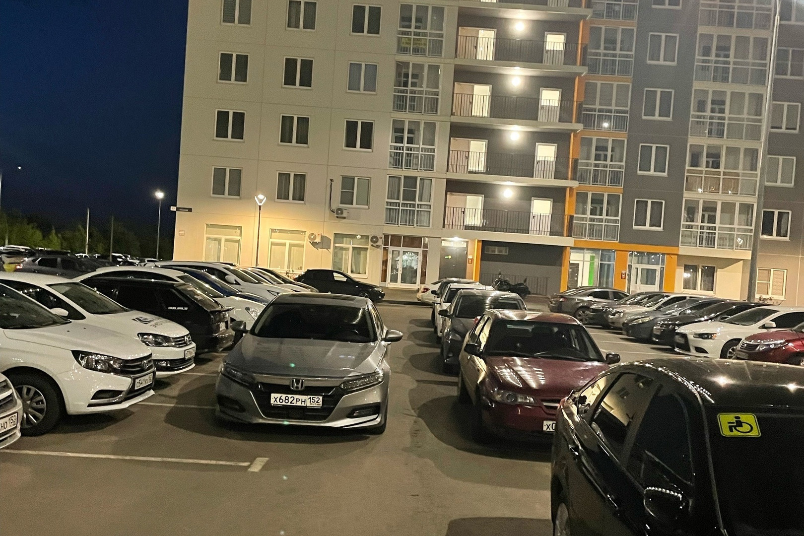 В вечерние часы ситуация на парковке ЖК становится еще напряженнее В вечерние часы ситуация на парковке ЖК становится еще напряженнее