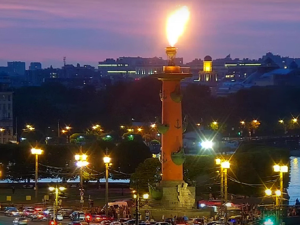 День России в Петербурге провожают огни Ростральных колонн