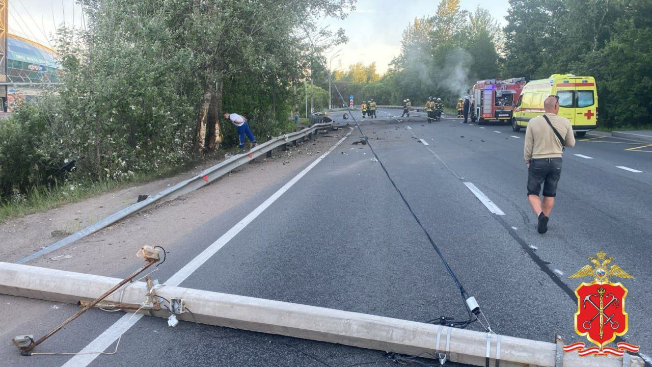 Ауди» в Лахте снесла столб и загорелась: погибли три девушки, водитель —  сотрудник ГИБДД — в больнице - 16 июня 2024 - ФОНТАНКА.ру