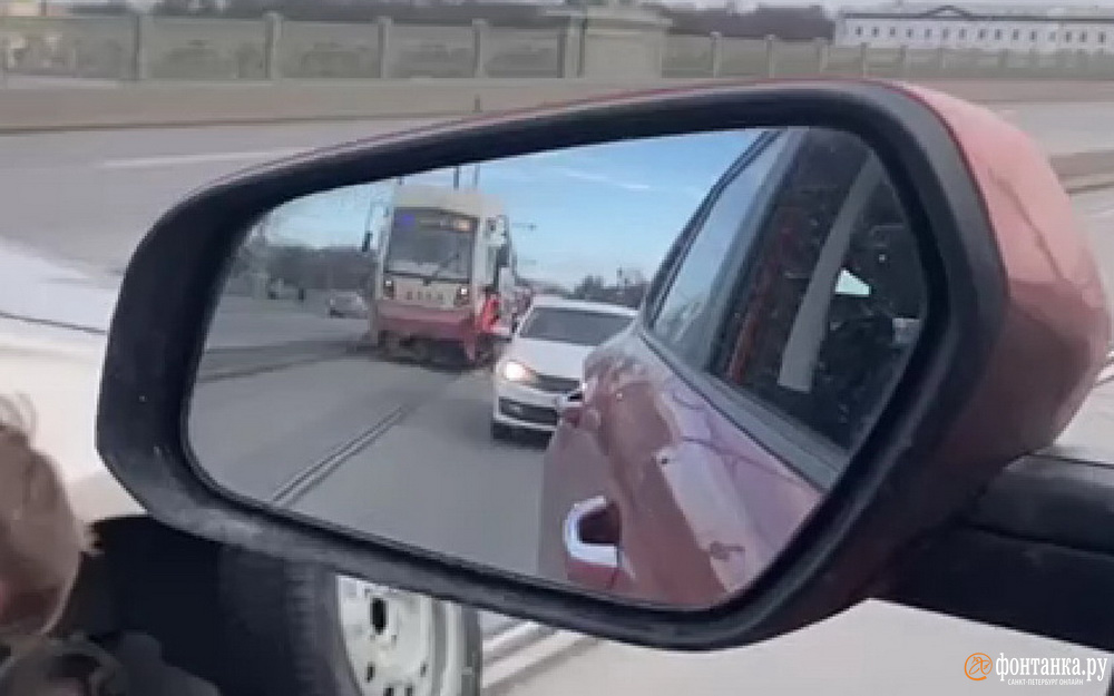 Автомобиль без колеса выгнал трамваи с Троицкого моста