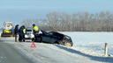 Pontiac слетел в кювет на Ордынском шоссе после ДТП с уборочной техникой