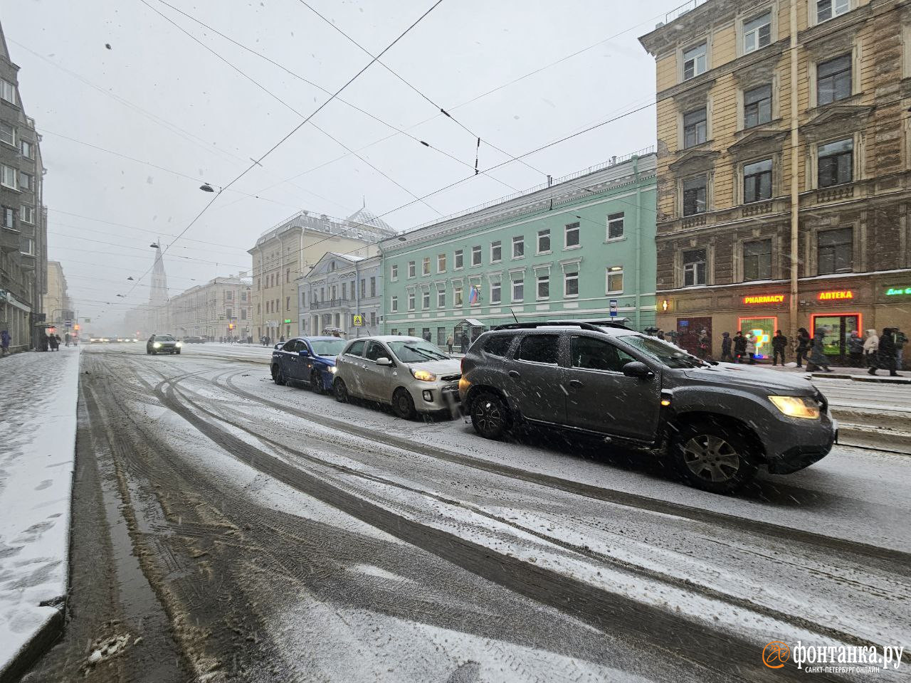 Фото и видео: день жестянщика из-за снегопада в Петербурге - 3 апреля 2024  - ФОНТАНКА.ру