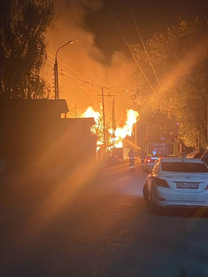 Сильный пожар в Сормове: загорелись три деревянных дома — видео