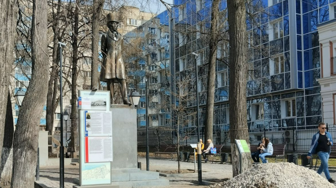Что не так с пермским Пушкиным? После реставрации памятник в сквере на Сибирской заблестел