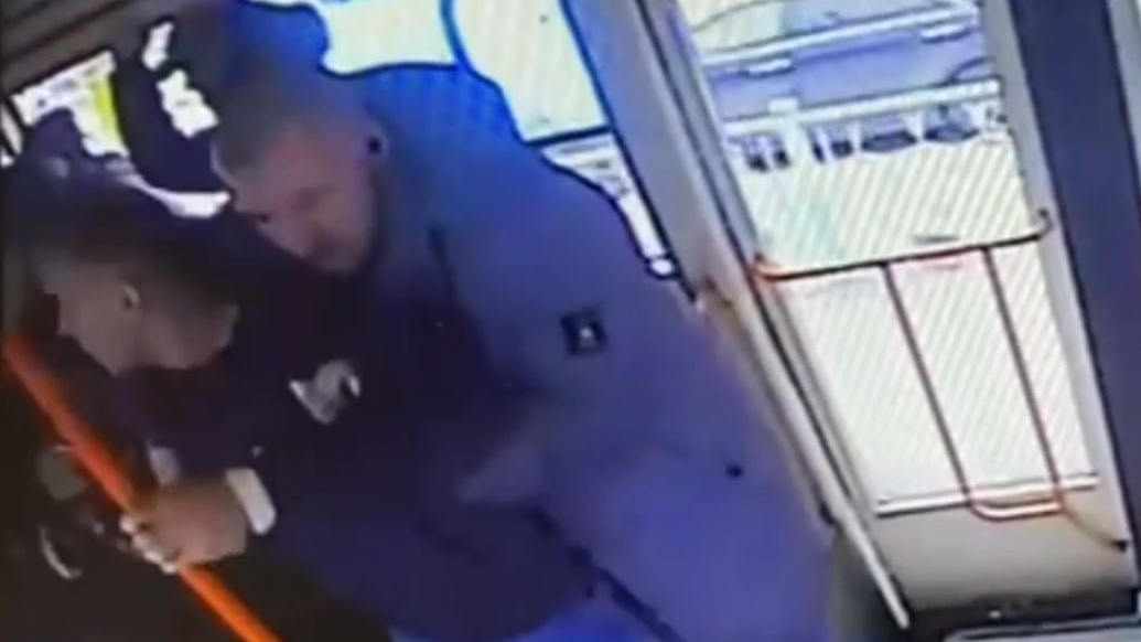 Разнимал весь вагон: появилось видео кровавых разборок из-за места в трамвае в Екатеринбурге