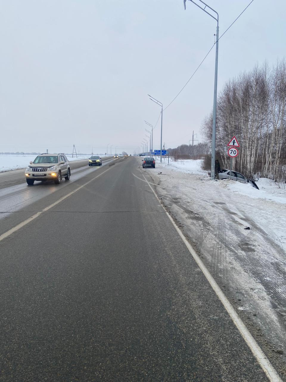 В смертельном ДТП в Зональном районе пострадали дети; ДТП в Алтайском крае;  Что случилось в Зональном районе; В Зональном районе женщина влетела в  столб и погибла - 2 февраля 2024 - ngs22.ru