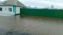 Люди спасают вещи: в Алтайском крае затопило дома и улицы талыми водами — на дорогах разлились «моря»