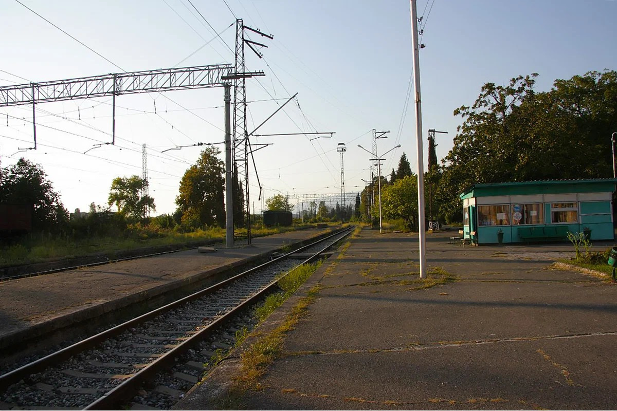 Пассажирская платформа железнодорожной станции «Гагра»
