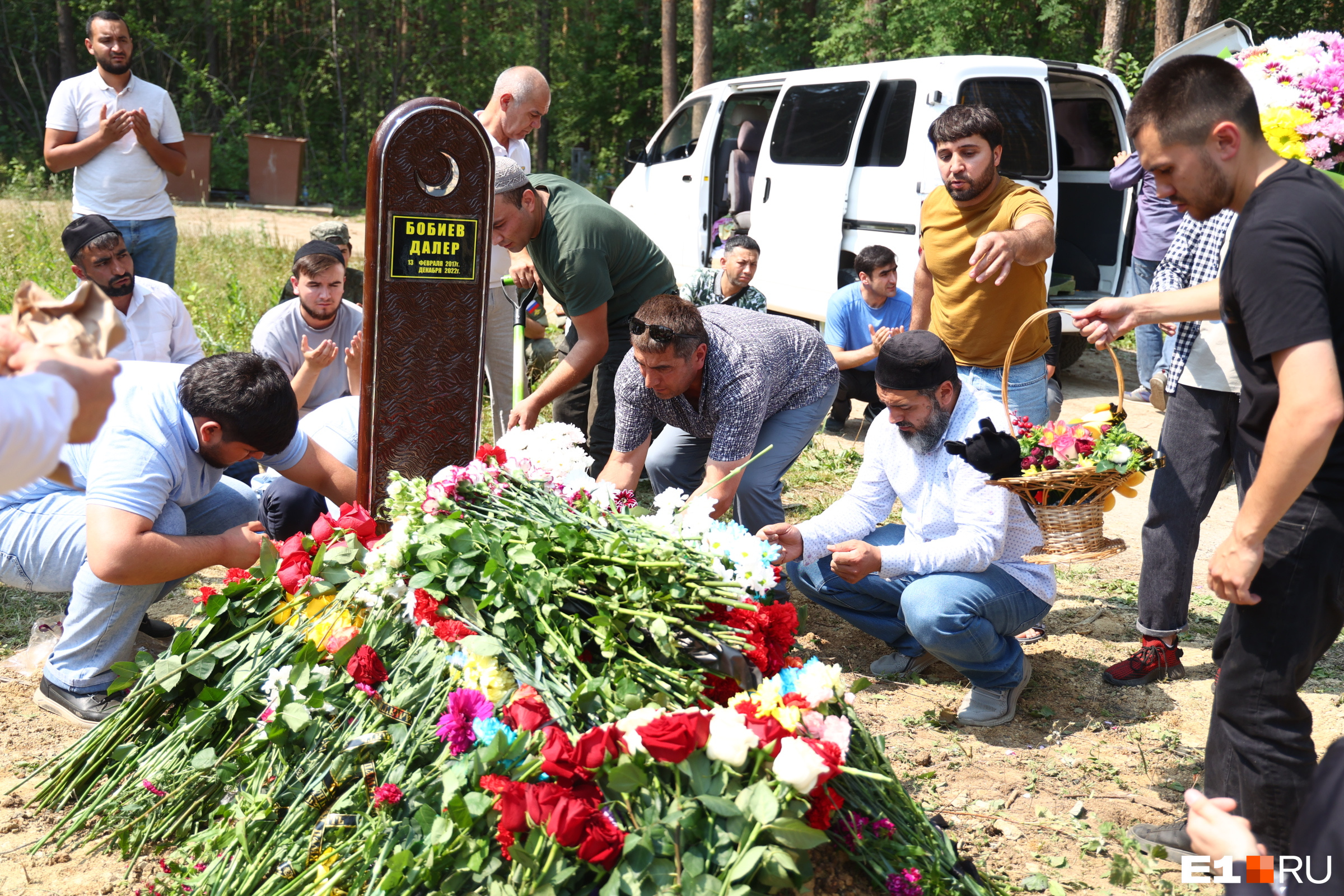 Родственники погибшей семьи. Далер Бобиев могила. Цветы на похороны. Могила.