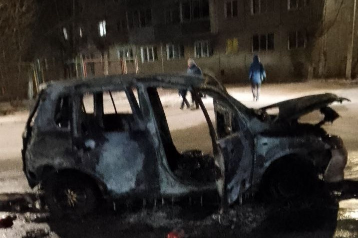 Машина выгорела дотла ночью возле детсада на КСК в Чите