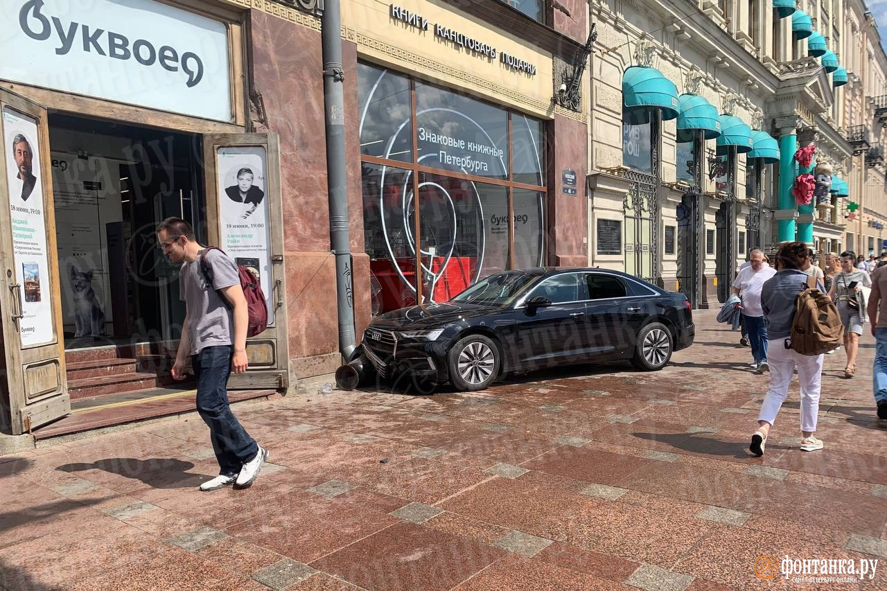 Audi с московскими номерами въехала в «Буквоед» на Невском проспекте - 16  июня 2024 - ФОНТАНКА.ру