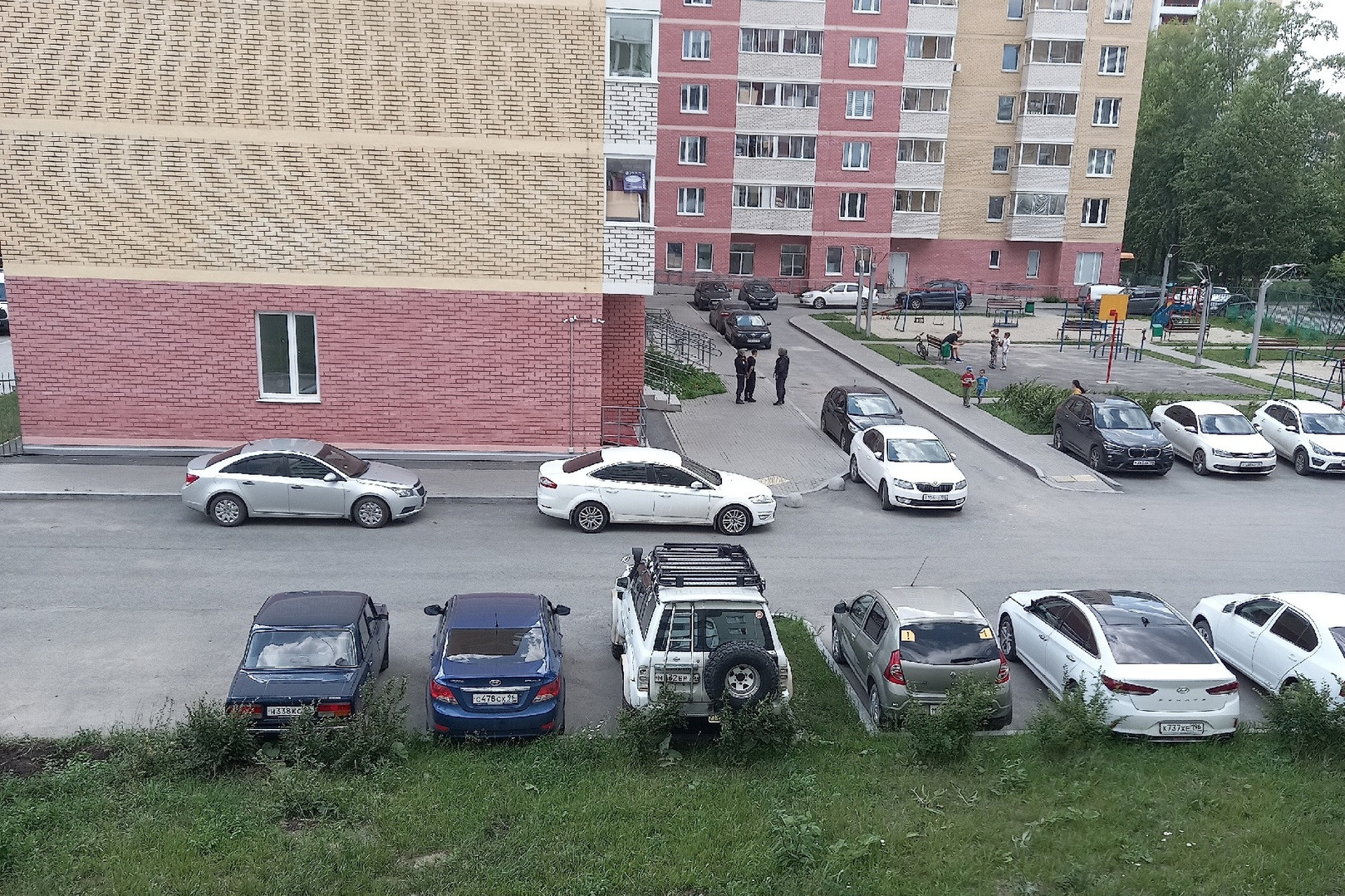 «Вывели парня в наручниках». В Екатеринбурге девушка выпала с балкона