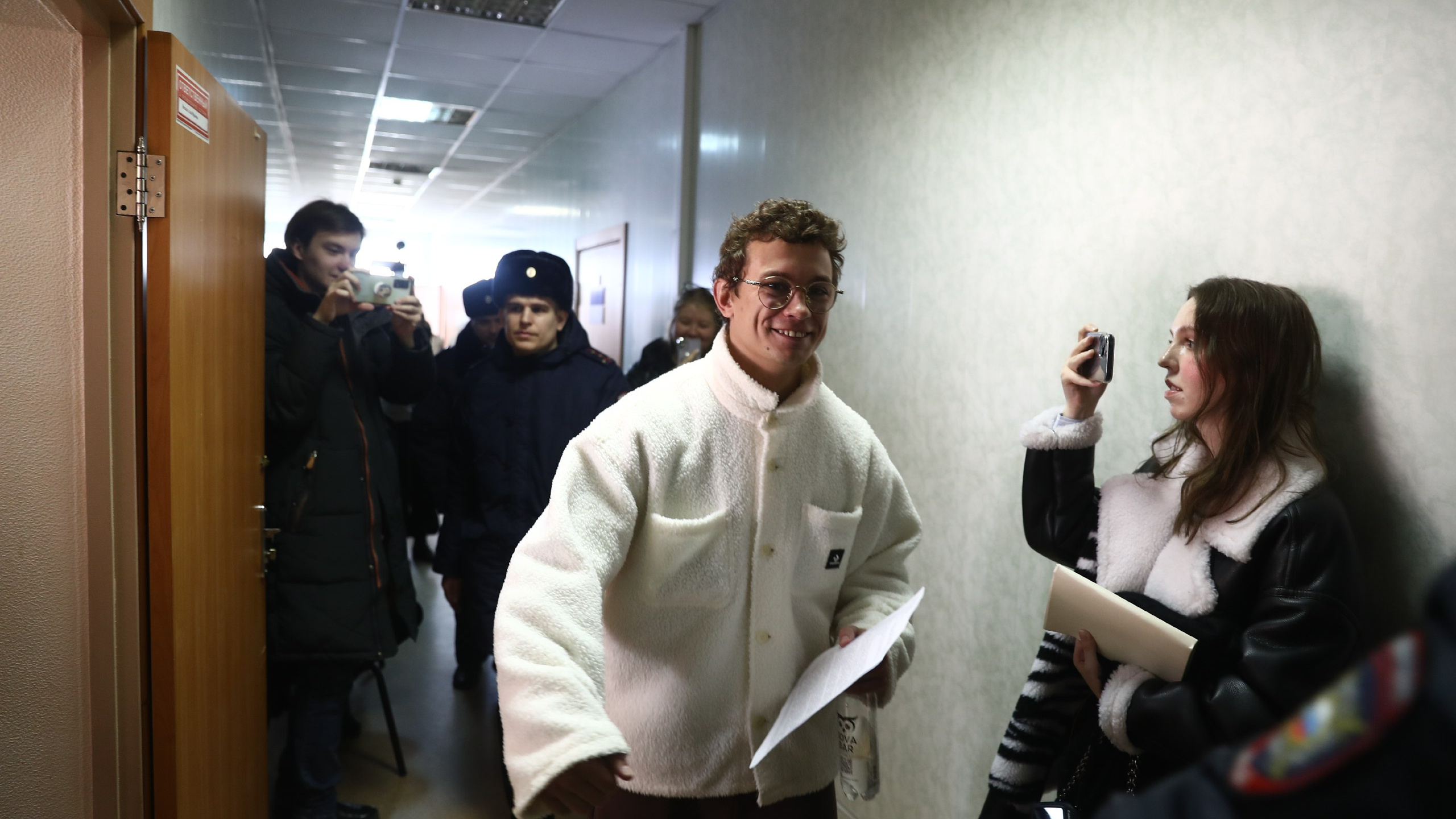 «Пойду сидеть на киче»: Кологривый проведет семь суток под арестом — в суде он устроил фотосессию с фанатами