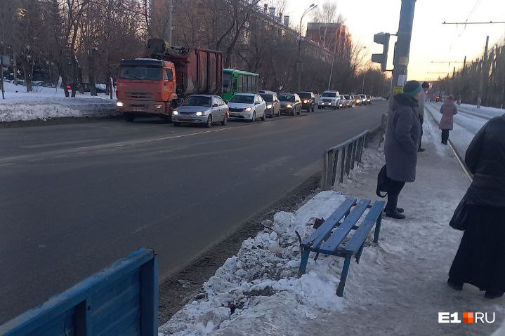 «Людей будет грязью обливать». В Екатеринбурге появилась остановка с дырой вместо навеса