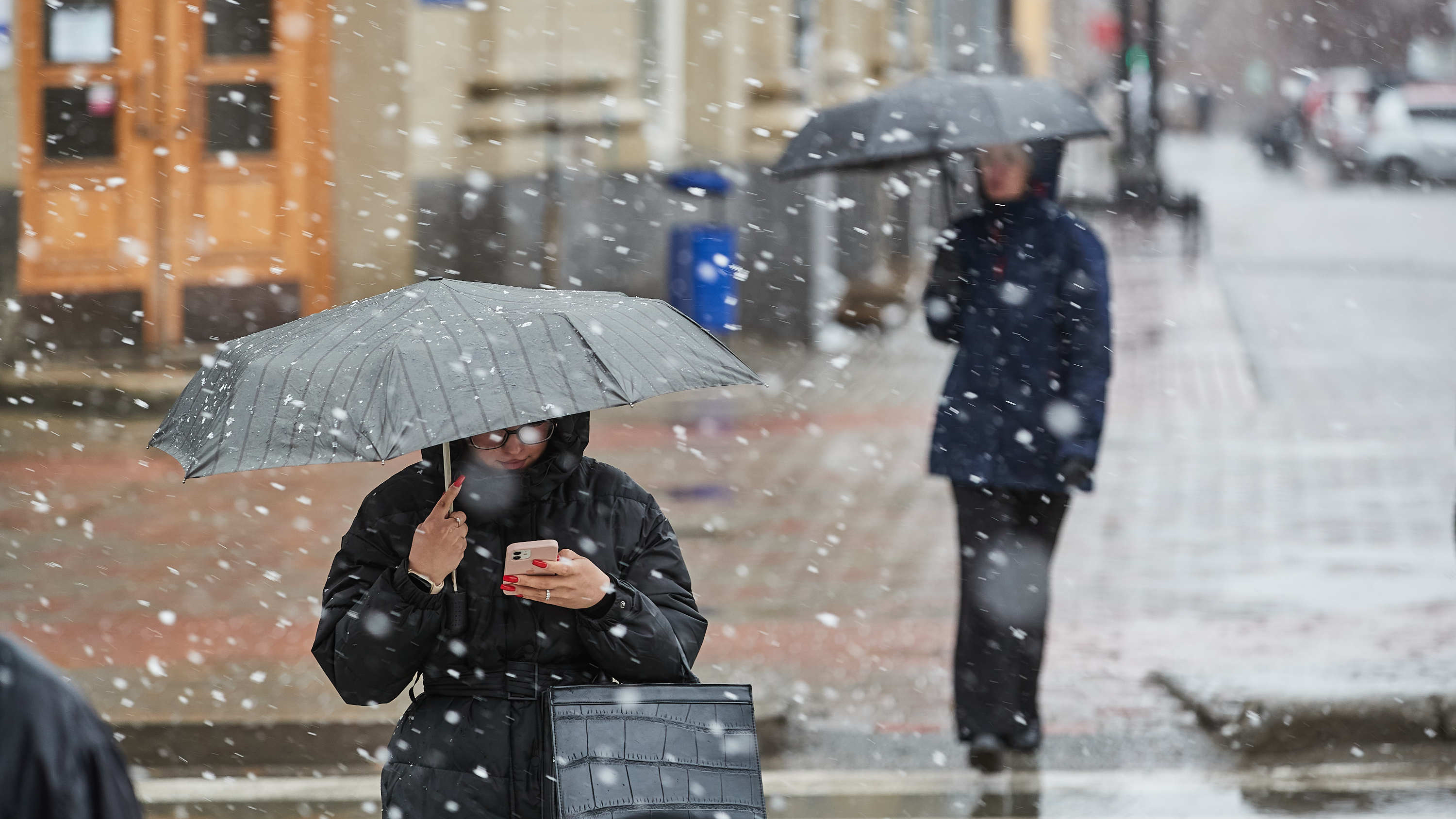 Холод, слякоть и метель: Новосибирск накрыла непогода — 10 фото с промозглых улиц