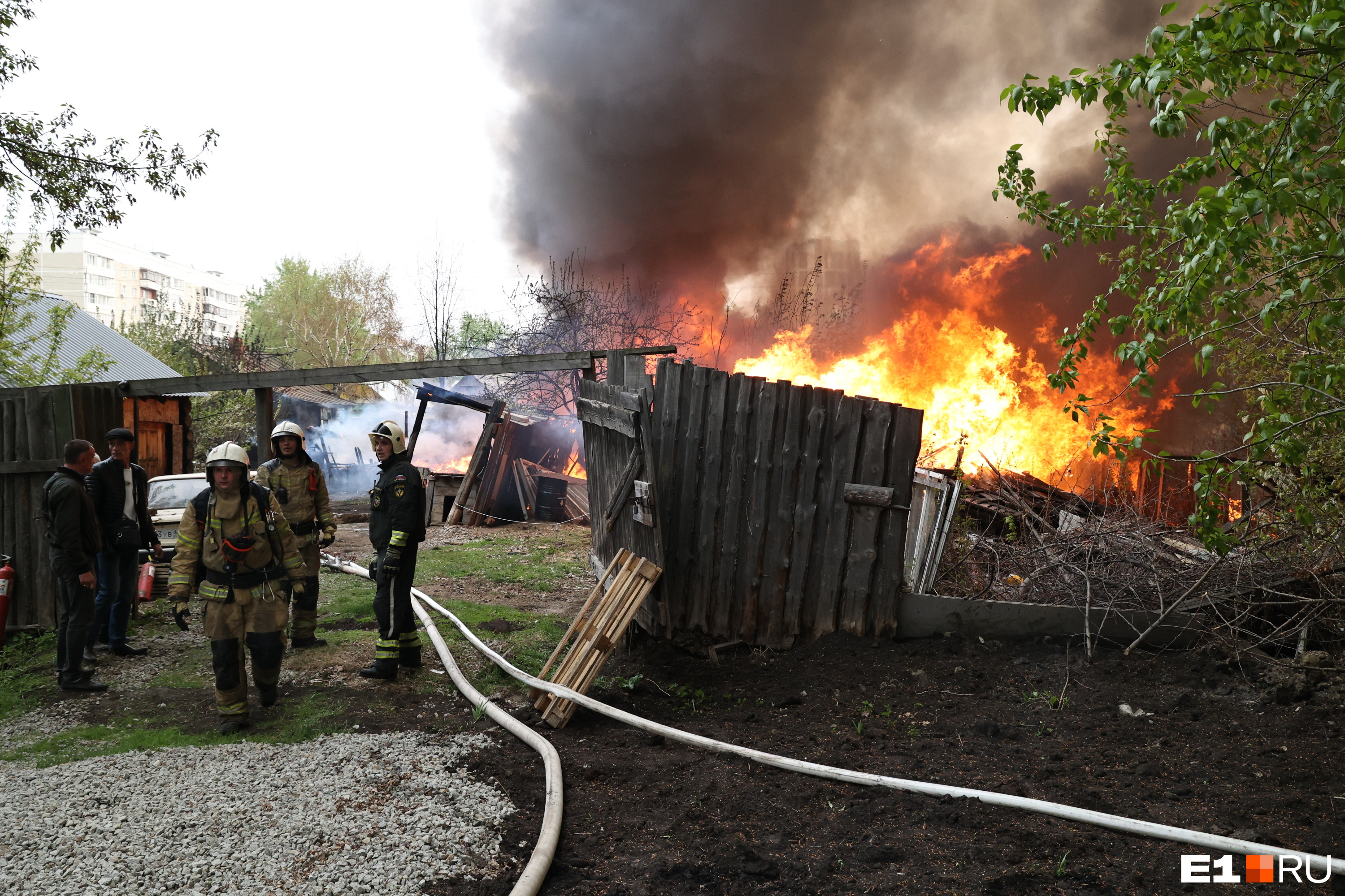 «Заживо сгорели две собаки»: на ВИЗе вспыхнули два жилых дома