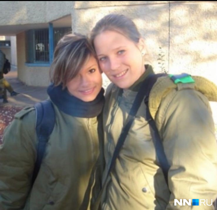 Мааян (слева на фото) два года прослужила в израильской армии
