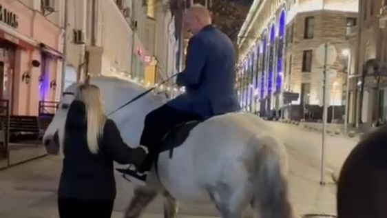 Мэр города-спутника Волгограда устроил ночные скачки по Москве на белом коне — видео