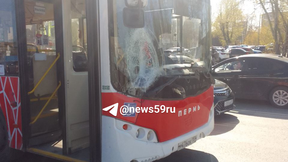 Кровь на лобовом стекле: автобус сбил человека на улице Куйбышева в Перми