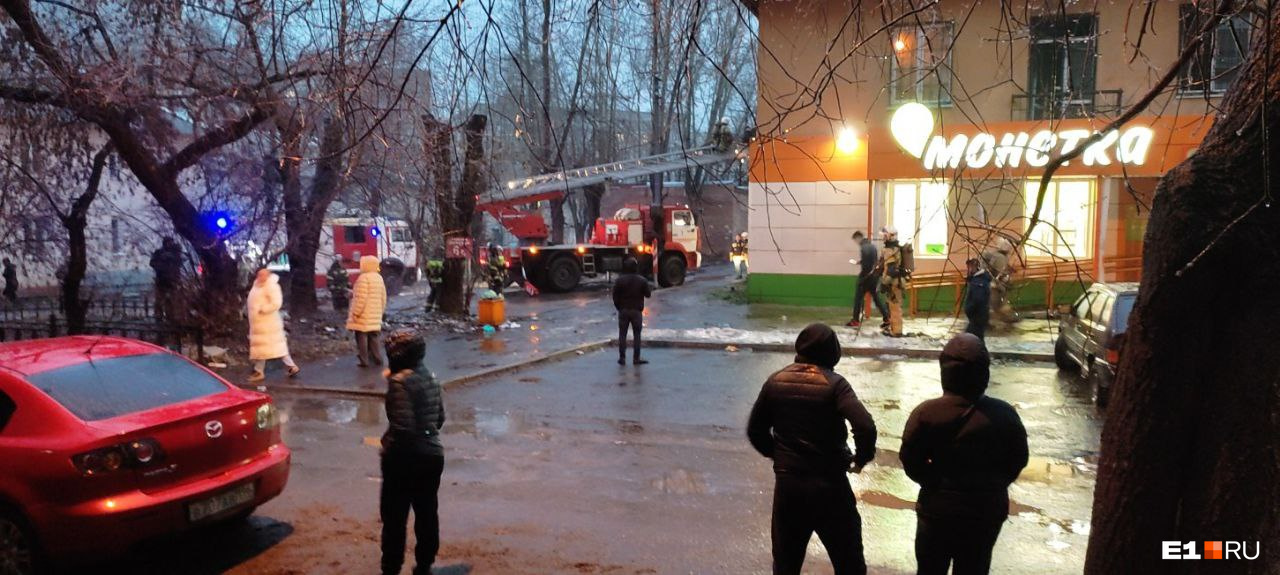В жилом доме в Екатеринбурге вспыхнул сильный пожар. Видео