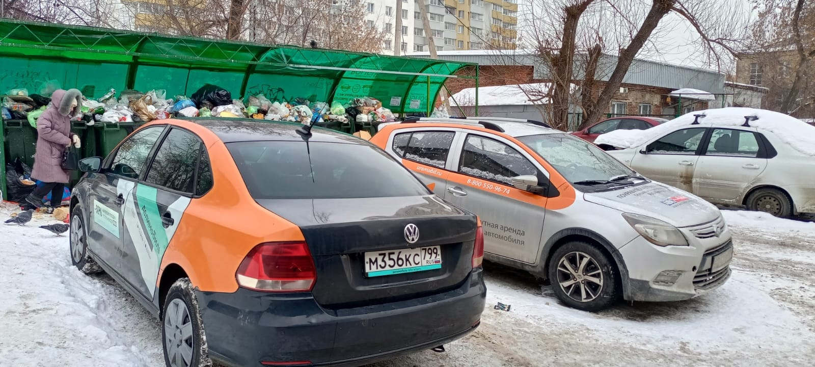 В Екатеринбурге автохамы захватывают помойки: из-за нарушителей растут горы мусора