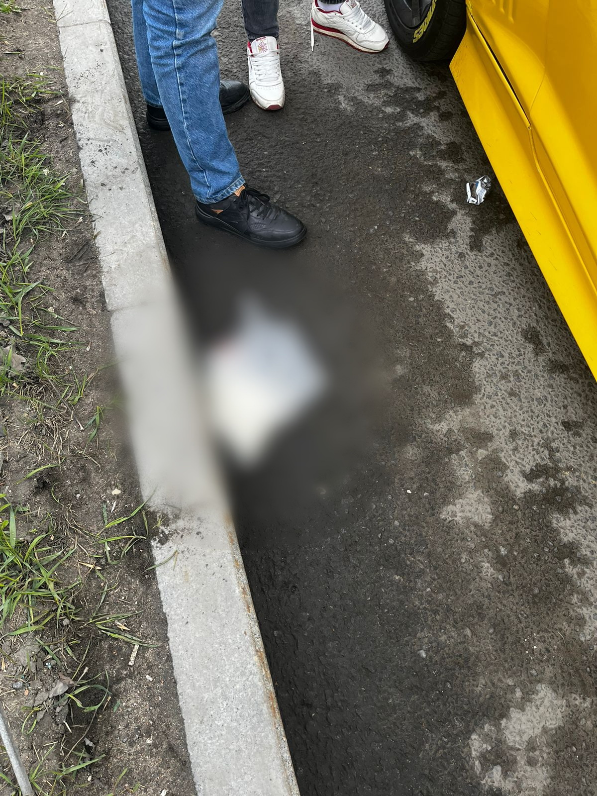 Май остановись. Полкило мефедрона выбросили из окна Chevrolet Camaro в Санкт-Петербурге. В Питере сбили молодого человека 1 мая. Парень выпал из авто на свадьбе.