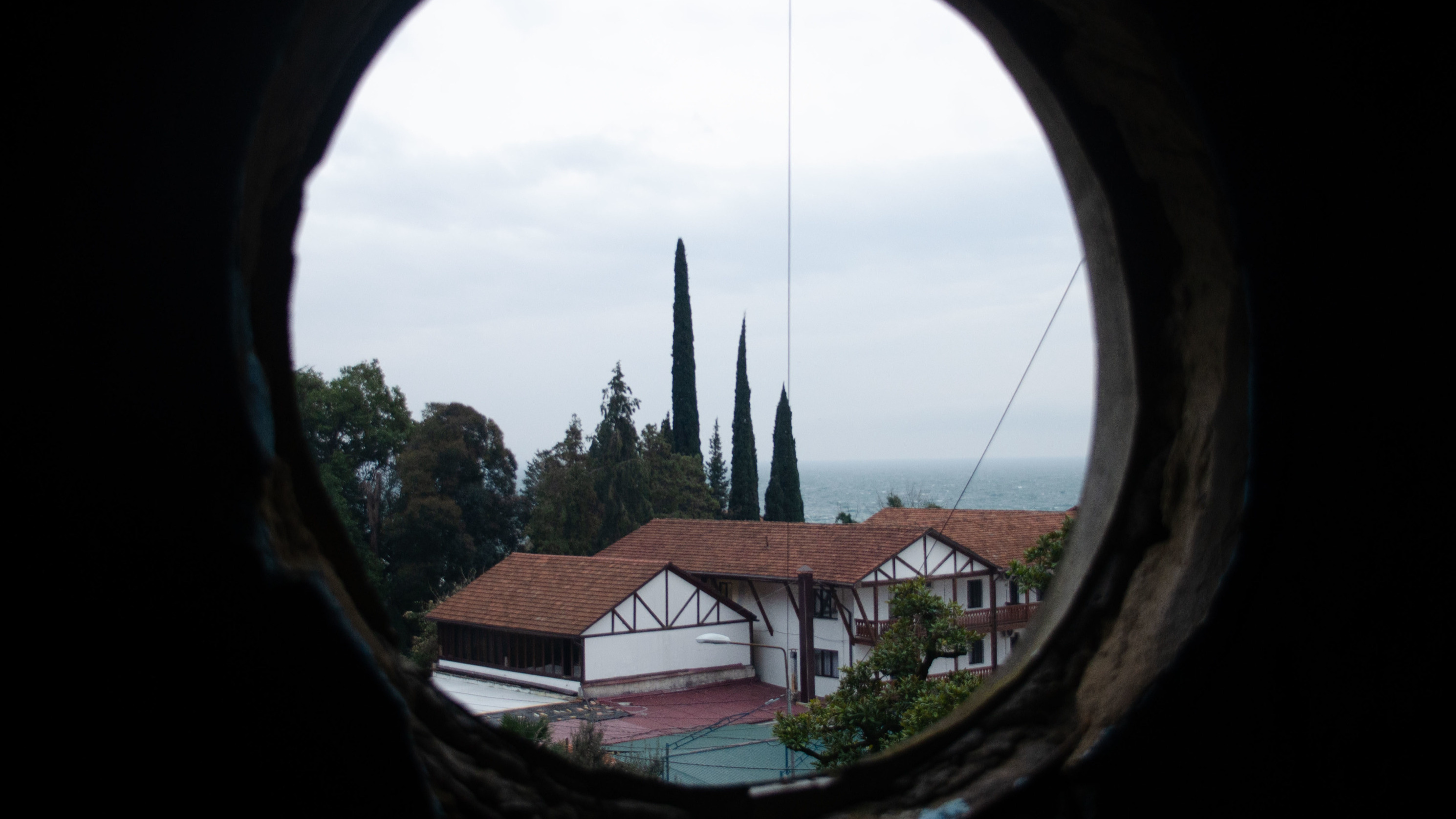 Слезы не помогут: россияне рассказали, как, купив домик в Абхазии, бежали, бросив всё