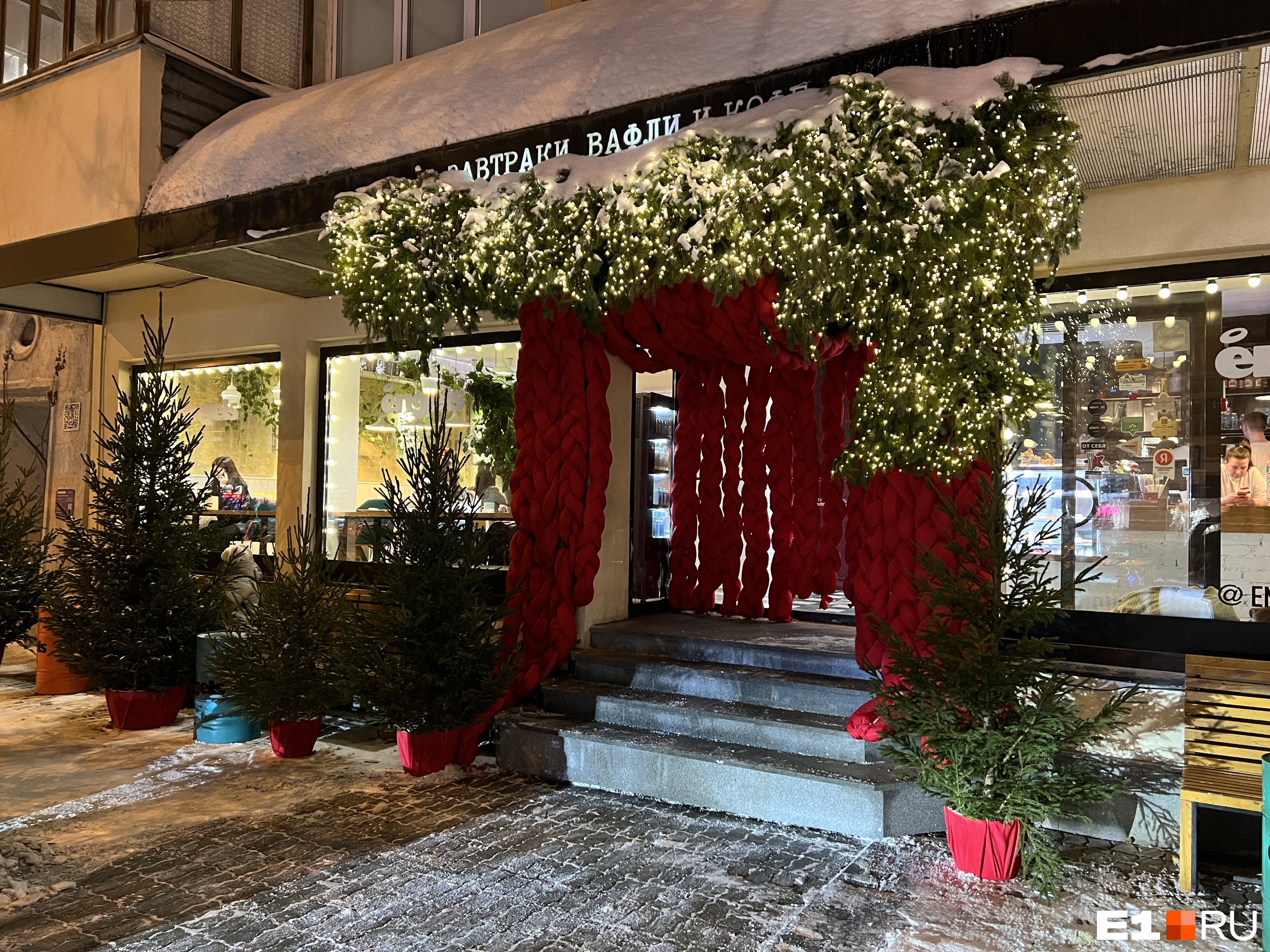 Одна из самых модных дизайн-идей у кофейни Engels на Малышева — Хохрякова. Дверь здесь украсили вязаными косами. Уютно!