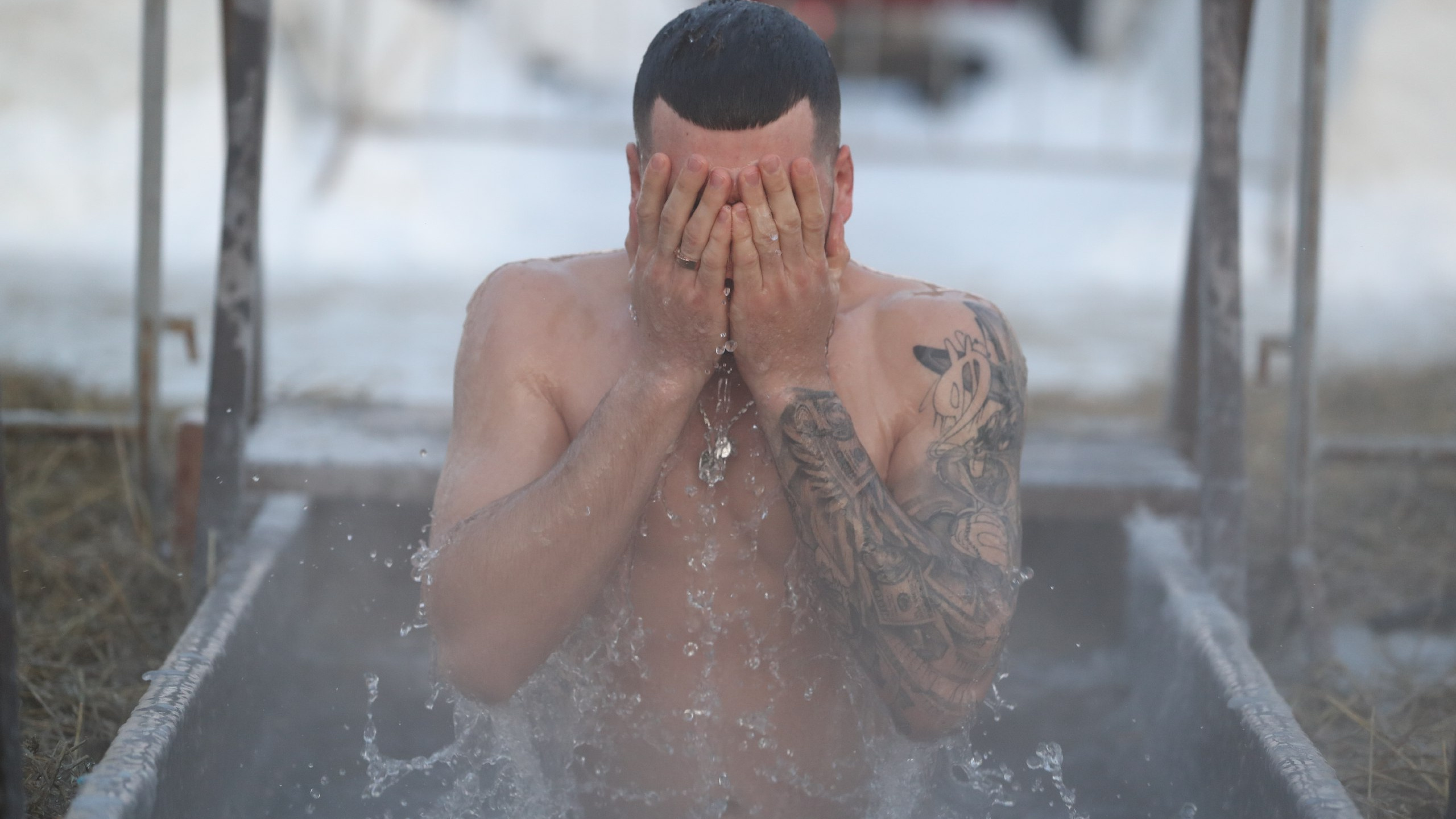Горы мышц и крутые тату: фото сибиряков, которые рискнули окунуться в ледяную воду на Крещение