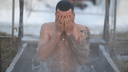 Горы мышц и крутые тату: фото сибиряков, которые рискнули окунуться в ледяную воду на Крещение