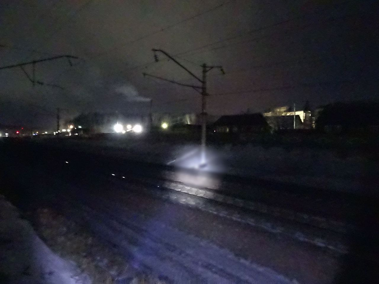 Грузовой поезд насмерть сбил старушку в районе станции Уяр
