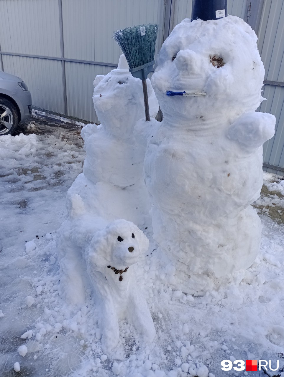 слепленная из снега девочка. девушка из снега. снежные фигуры. слепленная из снега девочка. снеговик из снега.