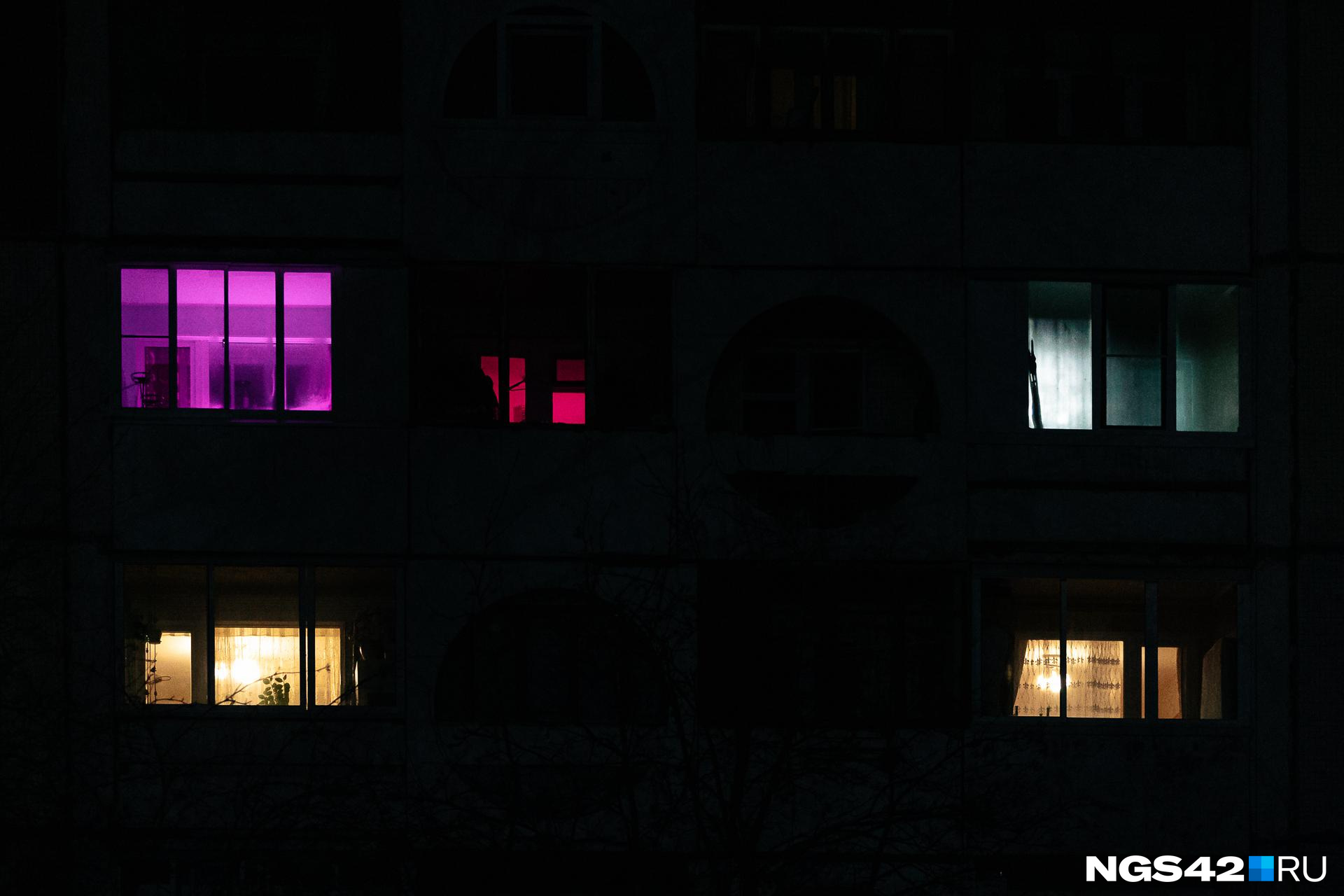 «Шишки или конопля?» Почему окна в домах светятся фиолетовым цветом