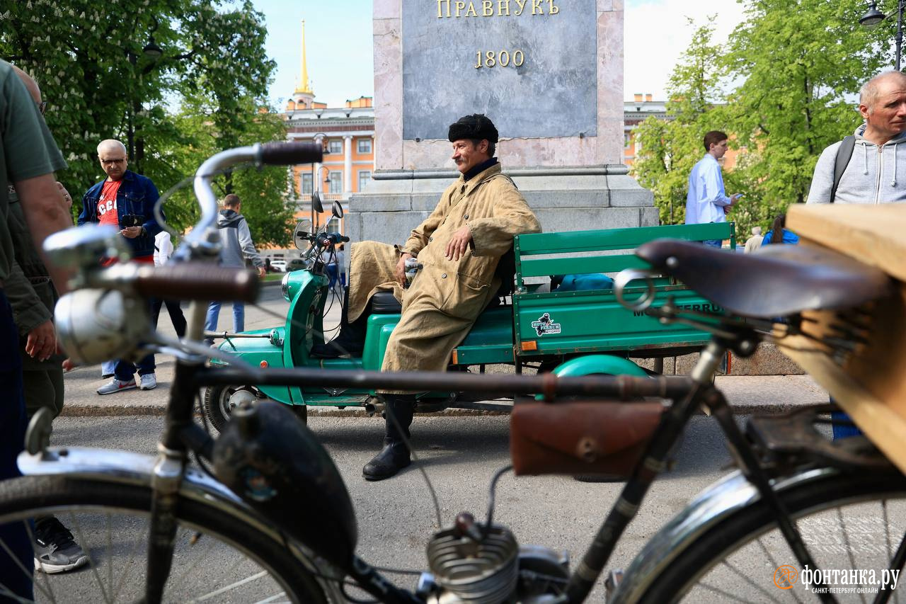 Машина времени» в центре Петербурга. Смотрите, как люди радуются друзьям из  прошлого | 20.05.2023 | Санкт-Петербург - БезФормата