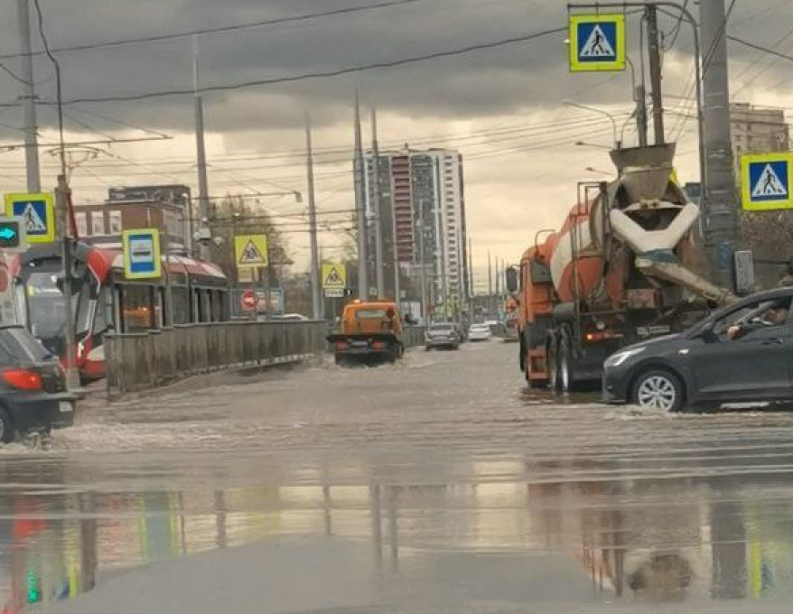 В Красногвардейском районе один из перекрестков ушел под воду. Машины едут с опаской