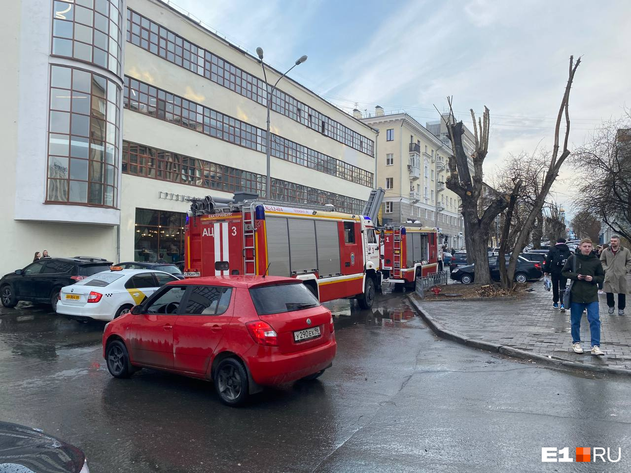 К месту ЧП съезжаются пожарные машины К месту ЧП съезжаются пожарные машины