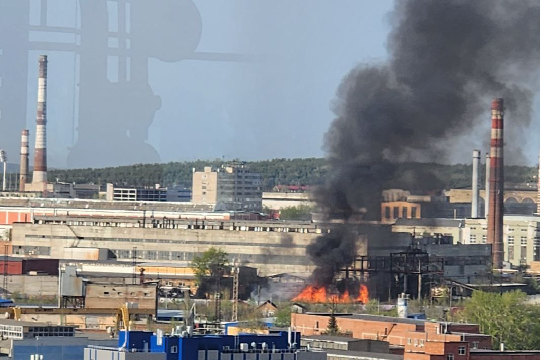 В Екатеринбурге вспыхнул пожар на крупном заводе