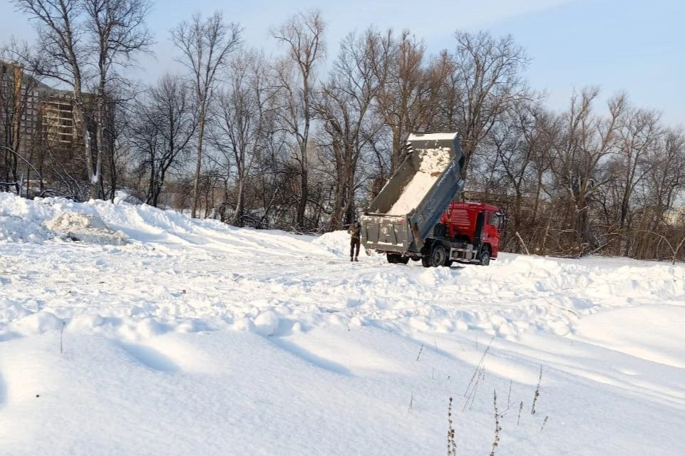 Кто свозит снег в это место, городские власти не знают