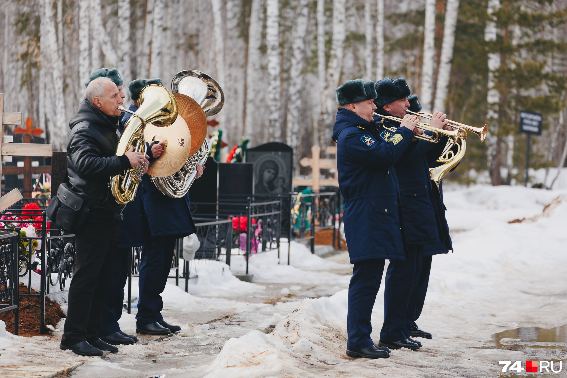 В репертуаре оркестра — похоронный марш и гимн России