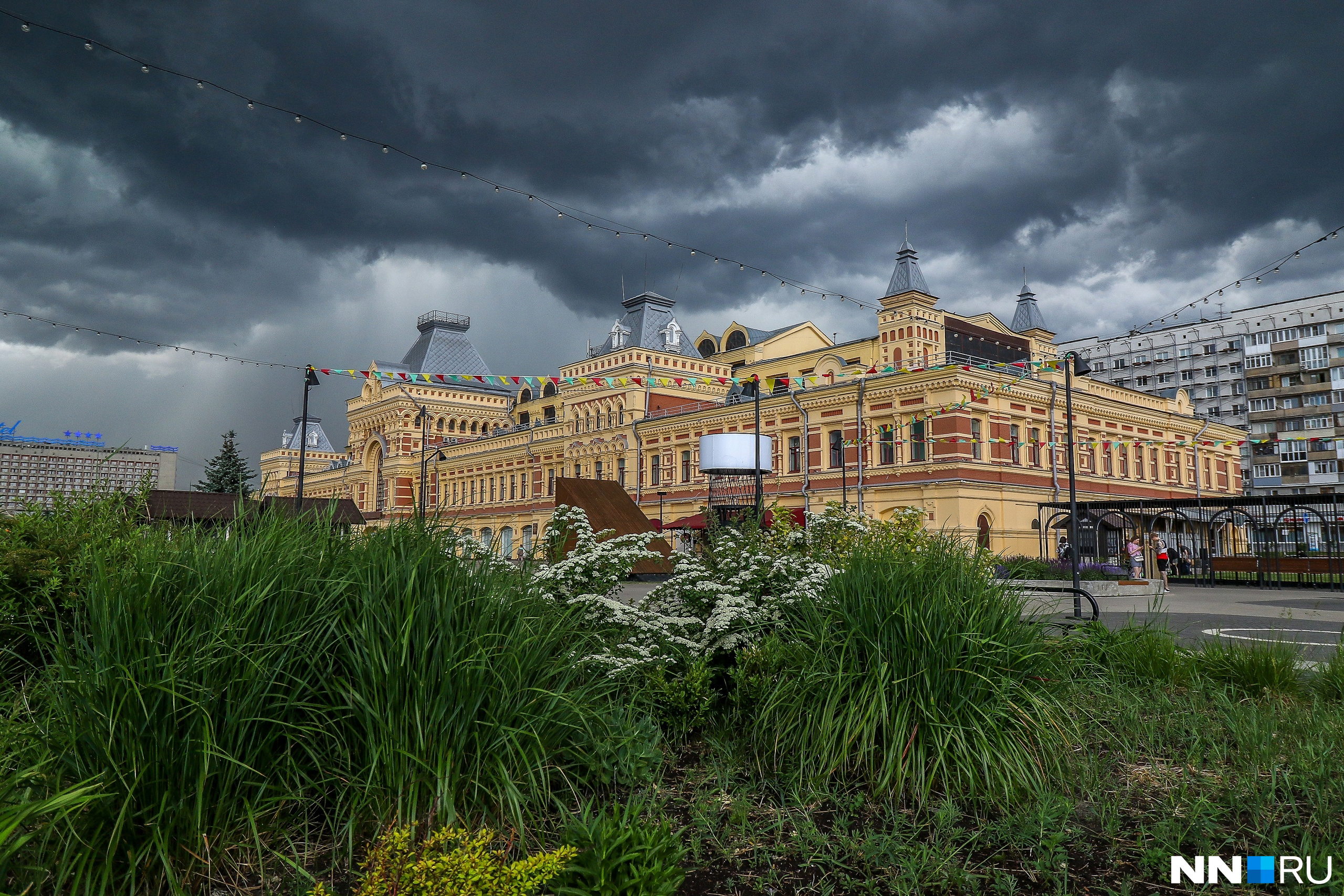 Мрачные тучи и раскаты грома. На Нижний Новгород обрушилась первая летняя гроза — атмосферные фото